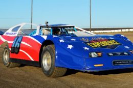 Dirt racing at Lakeside Speedway, Kansas City, a unique experience gift